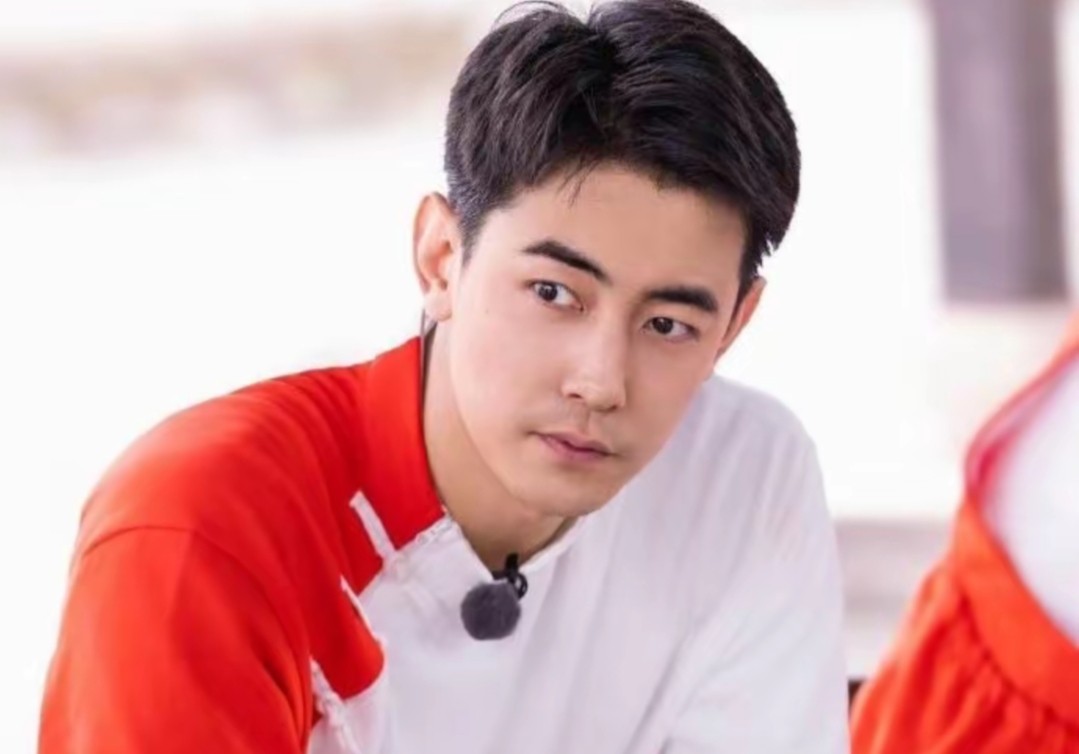 纪凌尘与韩国女友泰国度假，帅的明显，不傻笑仍是185标准大帅哥