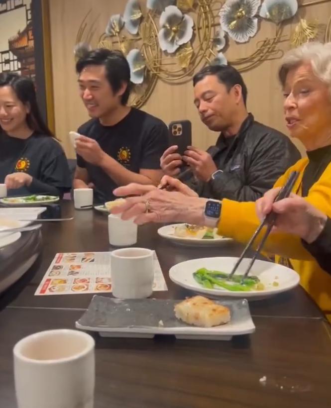 李小龙81岁遗孀罕见现身，隐瞒2段再婚秘闻，离世后竟另有归宿