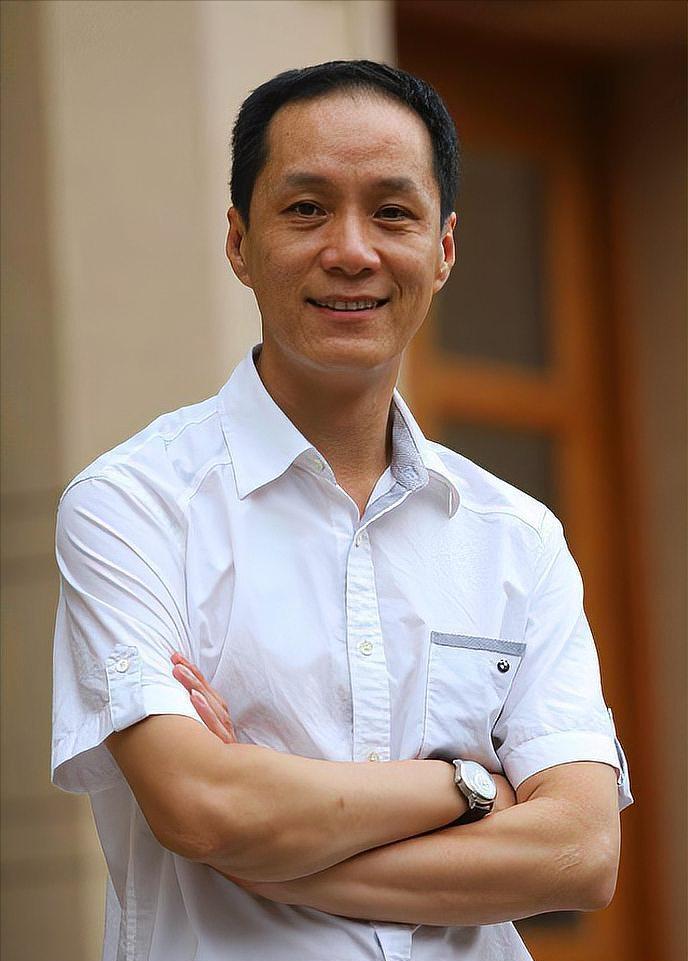 71岁梁丹妮整到认不出，打底裤外穿露腰翻跟头热舞，冯远征被牵连