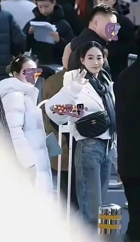 41岁的张钧甯,跑步跑了17年。春晚联排,她一身白,骨相清晰。 ?