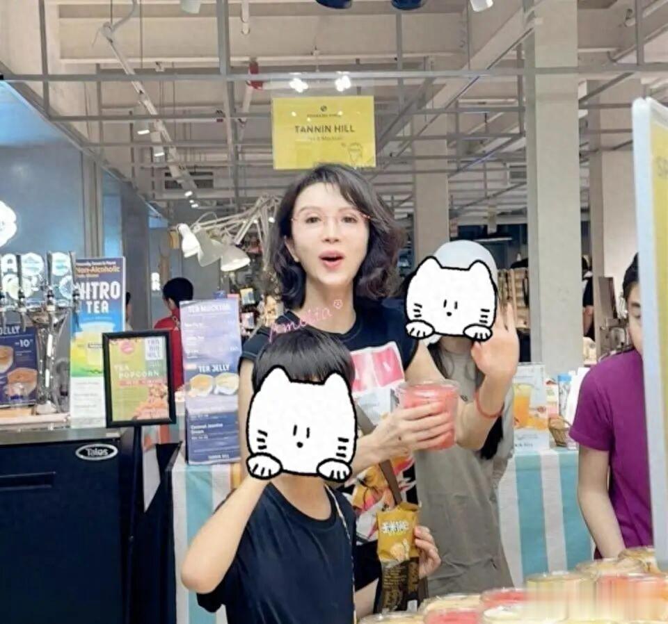 50岁金巧巧近况曝光！与吴启华分手后嫁影业巨头，如今生活很幸福