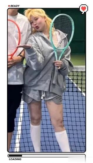 泫雅龙俊亨与张成奎一打网球，泫雅身材发福，金发抢镜！