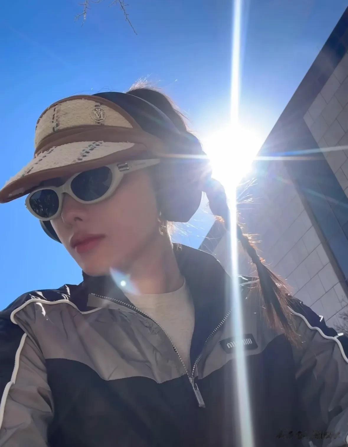 张嘉倪这是彻底放飞了?离婚后风格大变,躺椅上听歌也太接地气