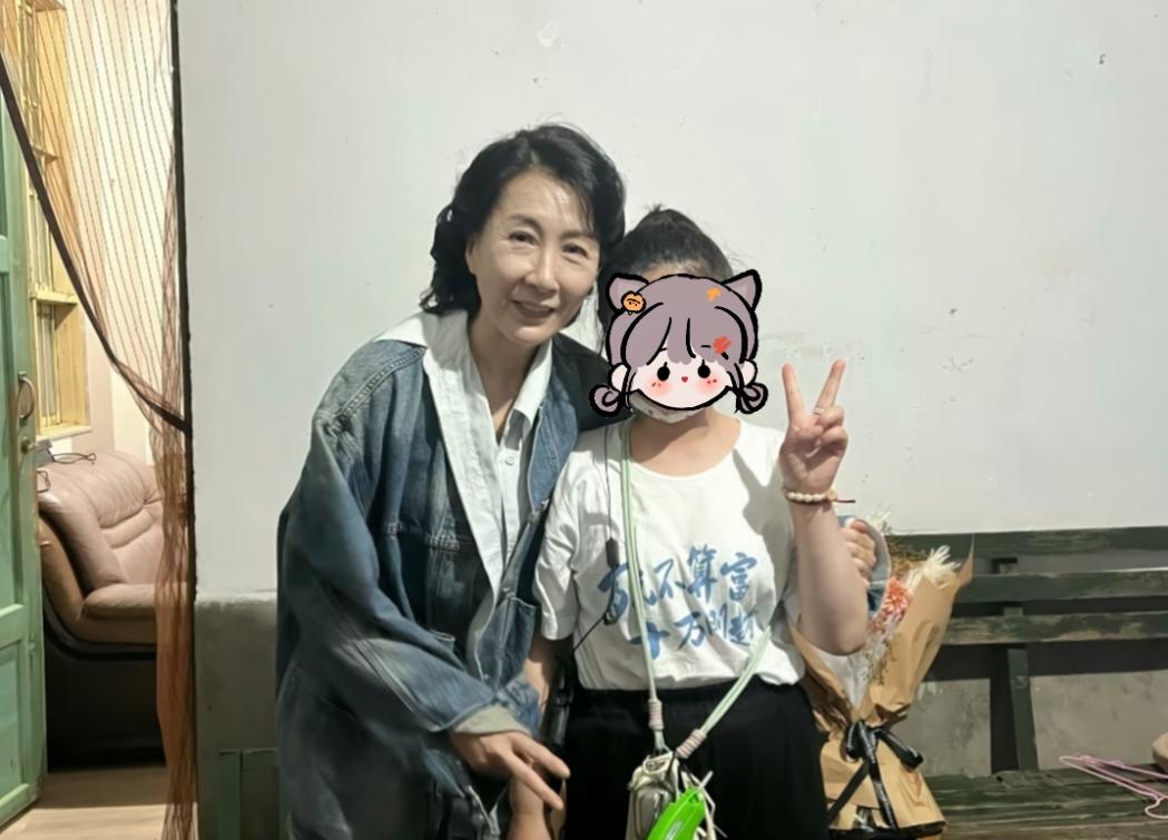 《小城大事》杀青朱媛媛合影!怕明天没精力咳嗽厉害,辛柏青陪着