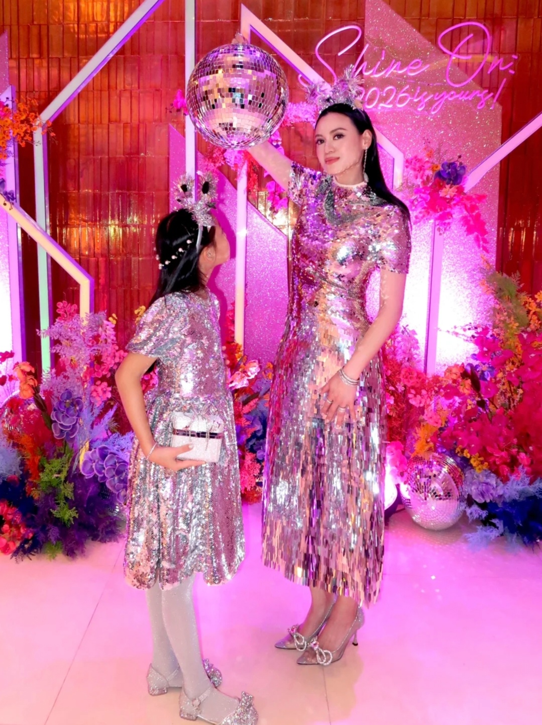真社交达人！林恬儿与三星创始人孙女合影，两人脸贴脸关系熟稔