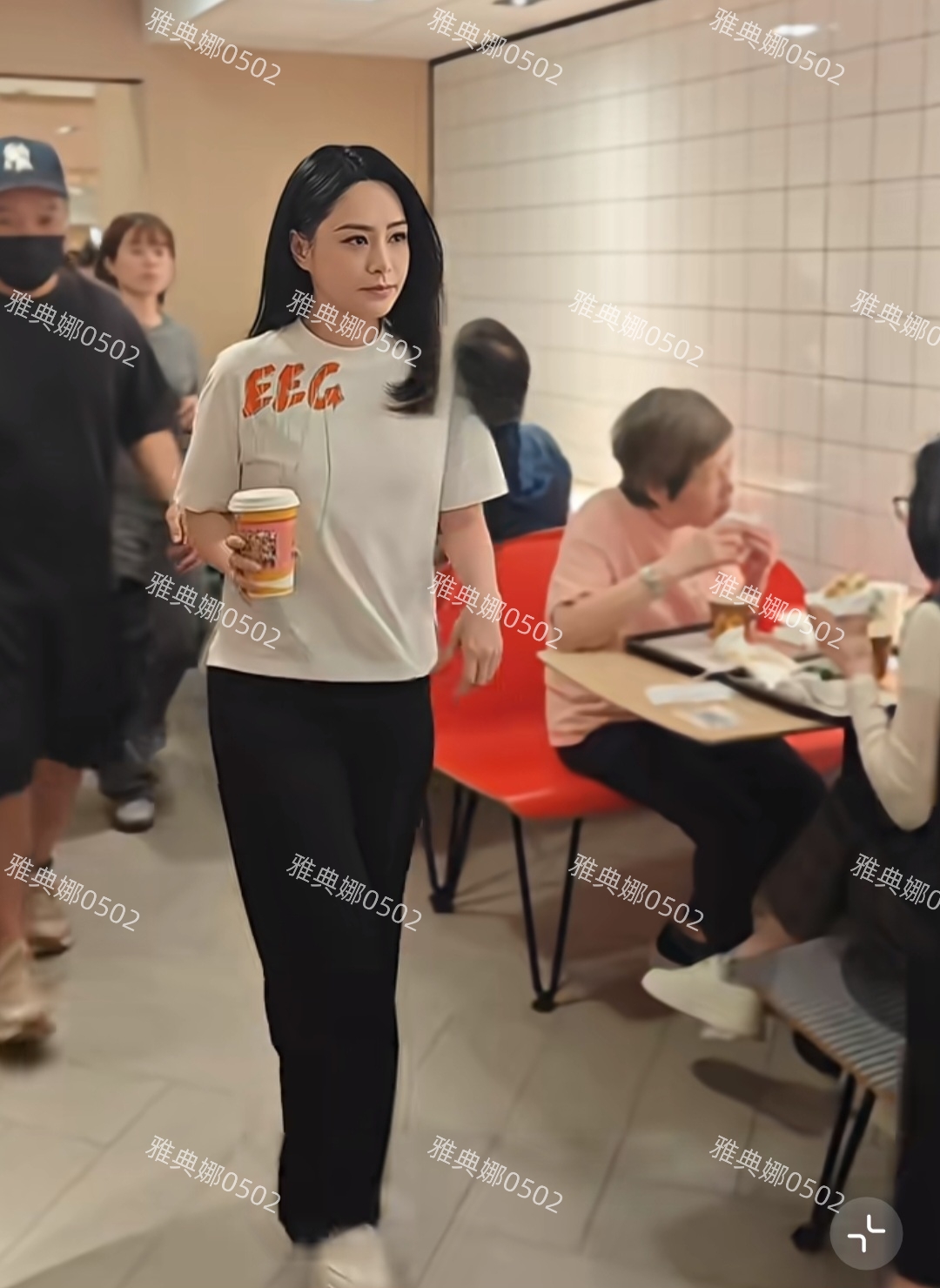 麦当劳偶遇Twins，阿娇年轻漂亮但个子矮，阿Sa高些但脸有点儿僵