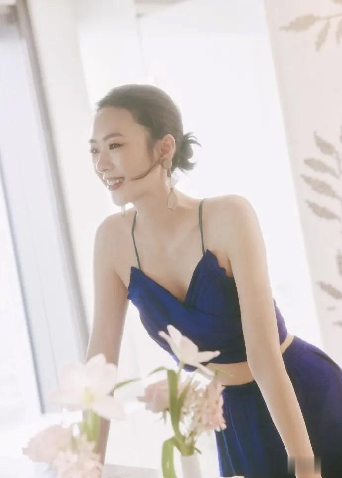 童瑶宝蓝色露脐装秀出小蛮腰，这谁顶得住？