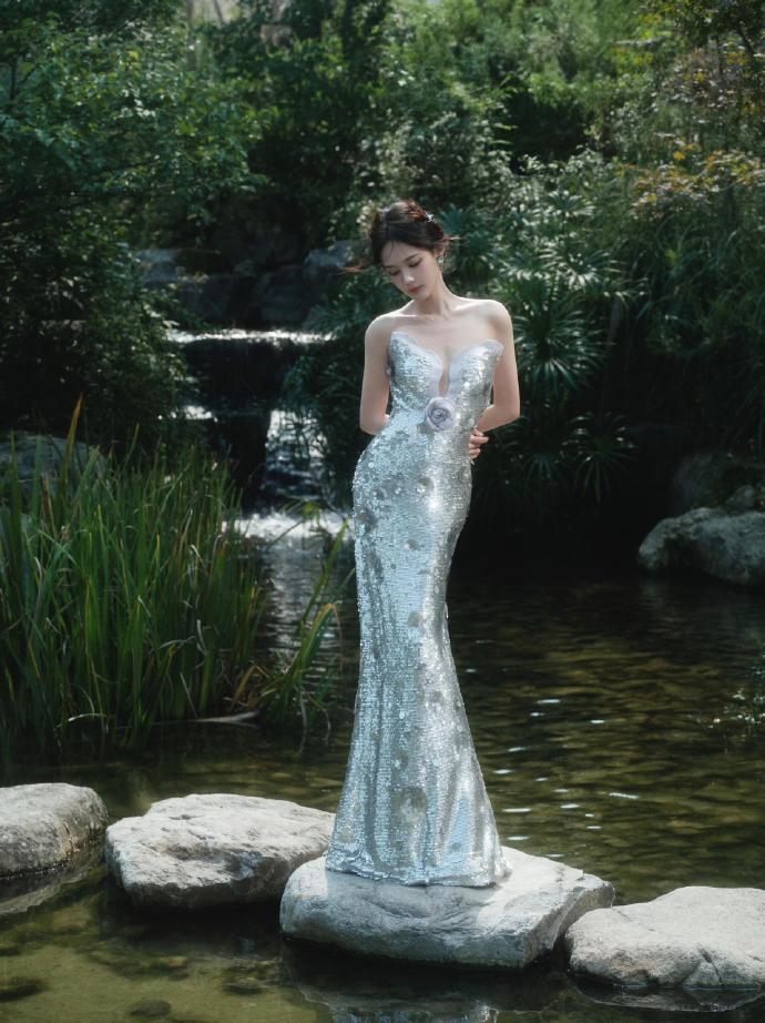 李一桐这身材比例,银色鱼尾裙简直是为她量身定制的!