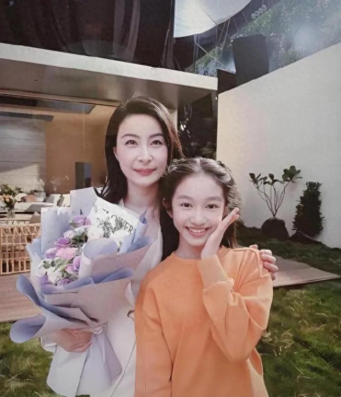 郭晶晶12岁女儿霍中妍火出圈！正脸照太惊艳，小小年纪颜值拉满 ???
