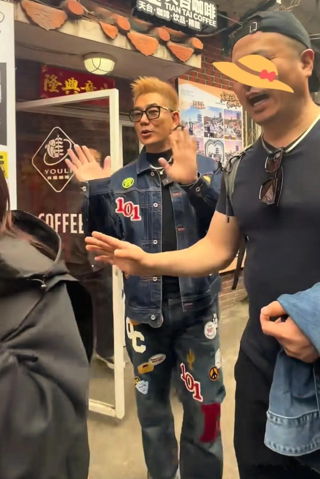 任贤齐泉州街头炸锅，一头黄发穿牛仔帅成30岁，这哪像60岁的人