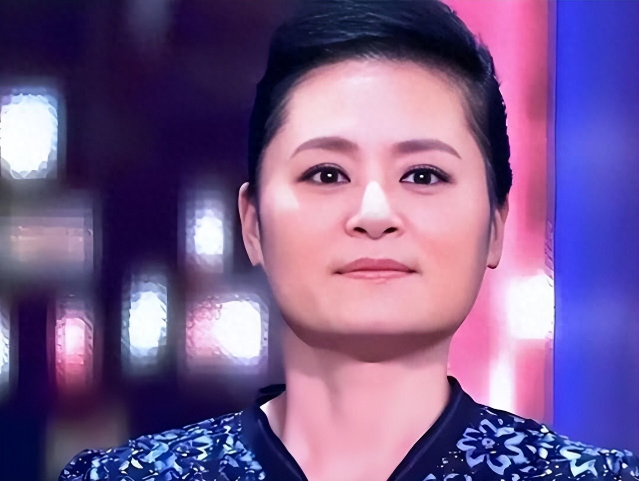 她红过韦唯，碾压毛阿敏，被亲弟打成脑震荡，一代歌后沦落成保姆