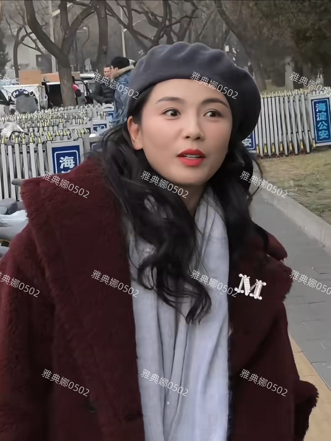 电视台门口蹲到参加春晚彩排的刘涛,本人打扮时尚但皮肤黑不年轻