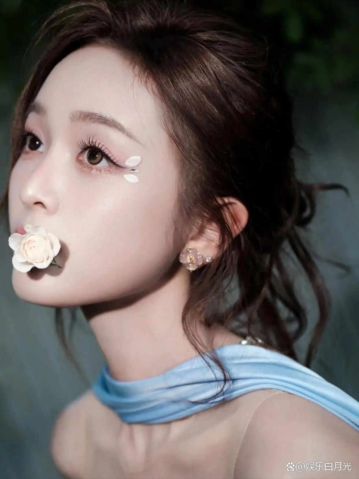 吴宣仪如诗如画一般:春风过裙摆,越过窗口,心动的信号是满格