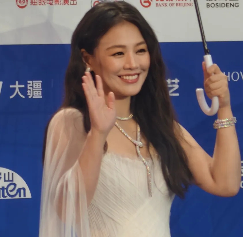 北影节下雨，红毯生图太真实！舒淇状态好，老戏骨无人搀扶太唏嘘