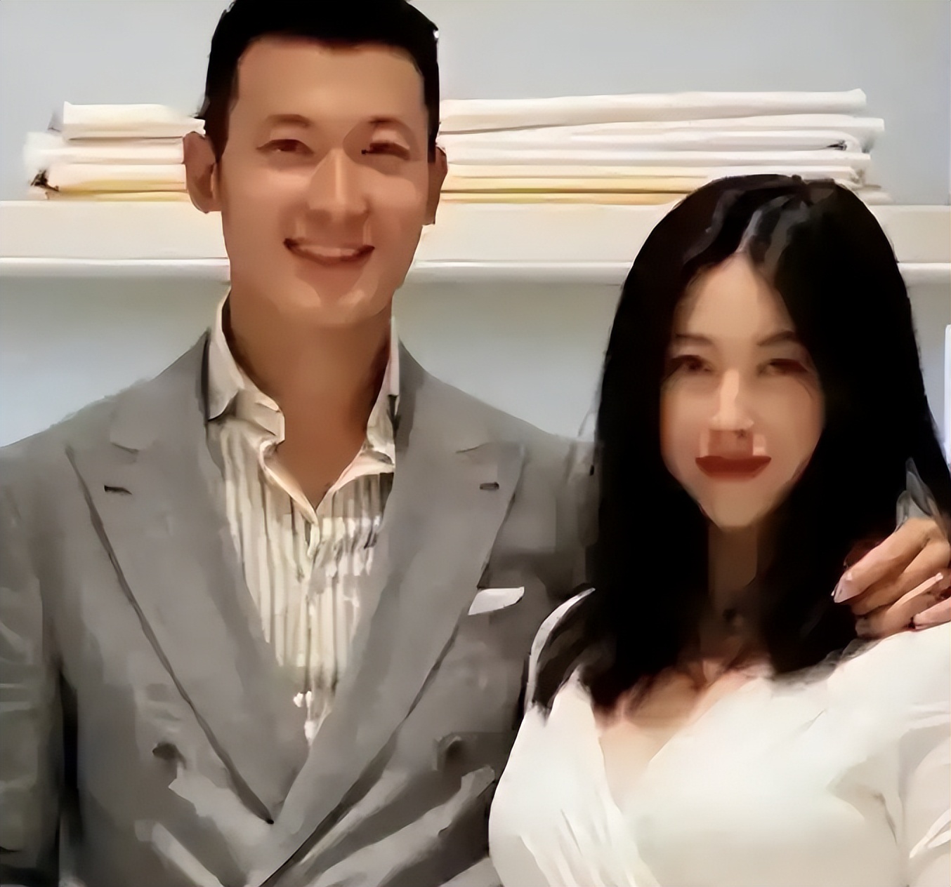 她爷爷是开国少将，前男友是法拉利总裁，后来却嫁给普通人