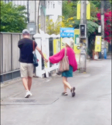 李静回应飞清迈陪戴军过年：我去清迈是怕戴军孤单，所以我真是个够意思的人