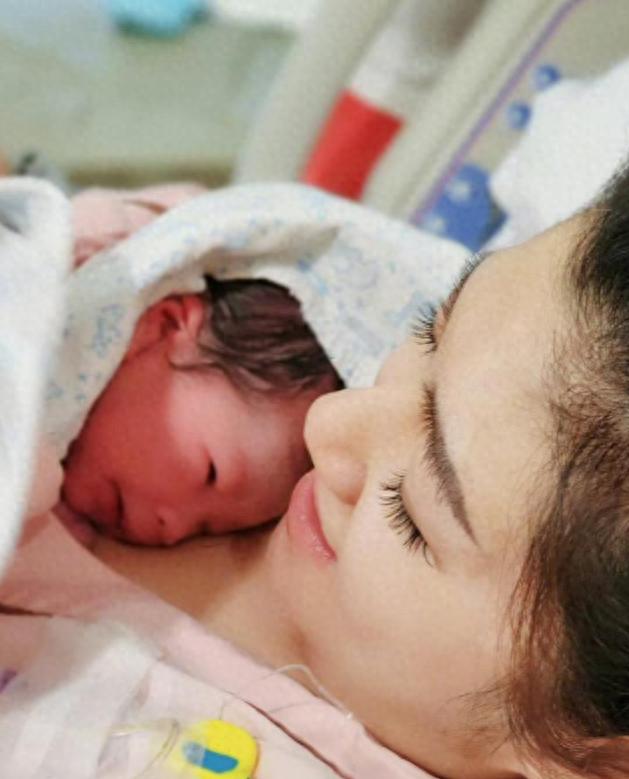 44岁任家萱孕相十足！穿着宽松似怀二胎，小腰果此前预言宝宝出来