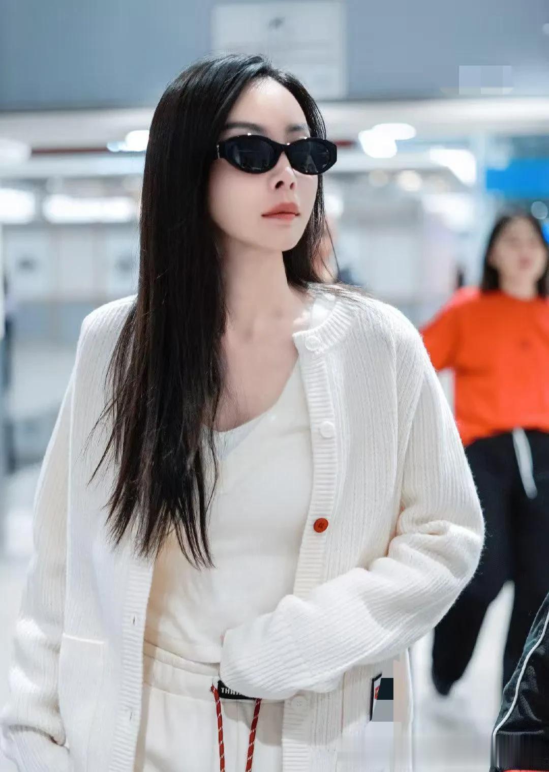 于文文机场私服才叫简约！穿针织开衫+背心+直筒裤，休闲又时髦！