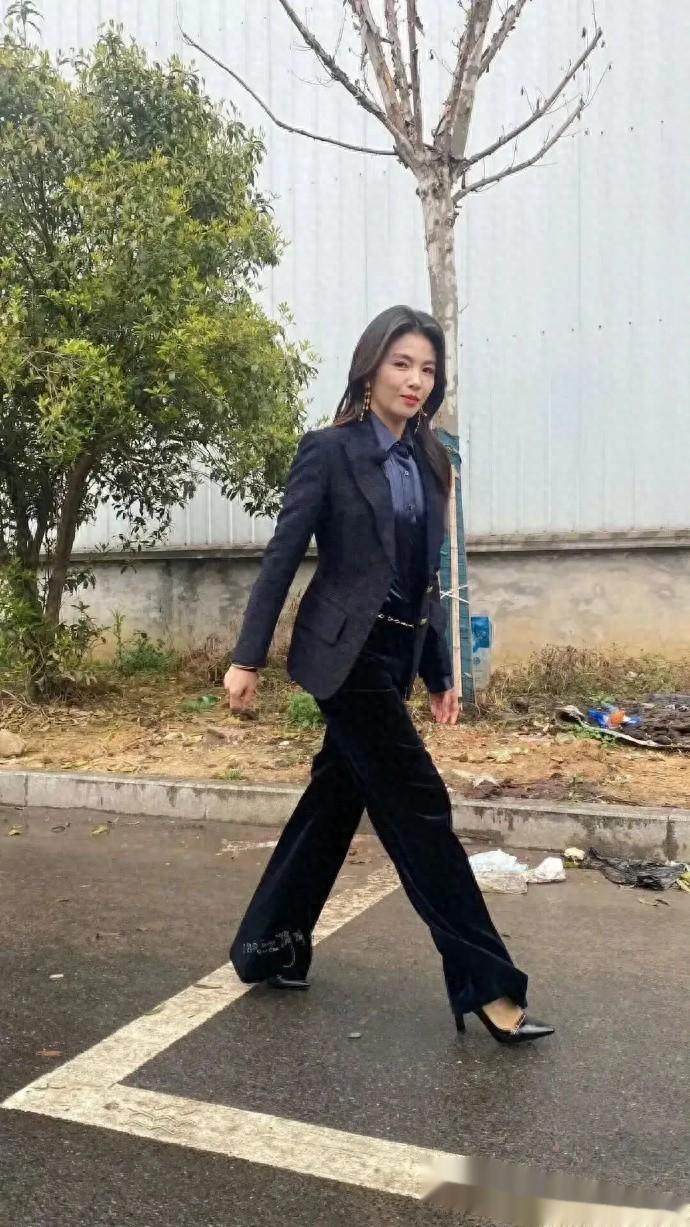 街边偶遇46岁刘涛!原来这就是女明星真实素颜状态