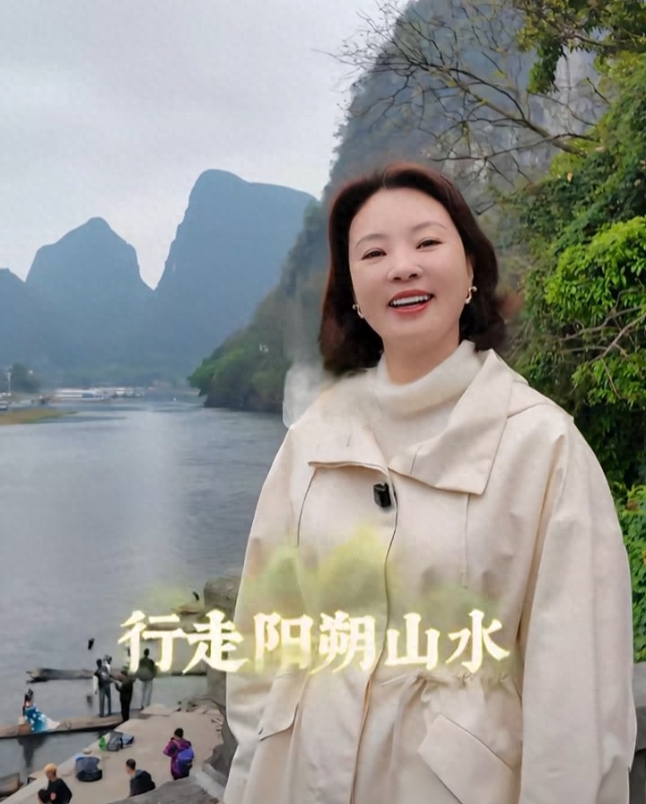 刘芳菲穿米白风衣现身阳朔，简约穿搭尽显知性优雅之美