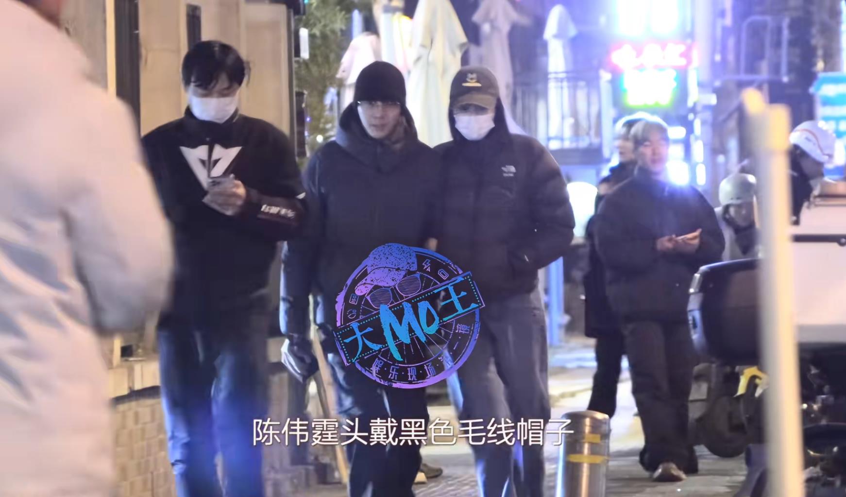 陈伟霆何穗官宣生子后首同框，深夜漫步街头，紧紧依偎有说有笑