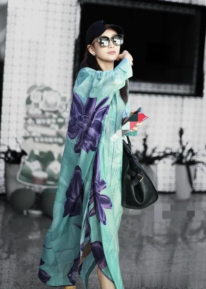 王鸥机场私服才叫简约！穿宽松印花连衣裙+棒球帽，休闲又时髦
