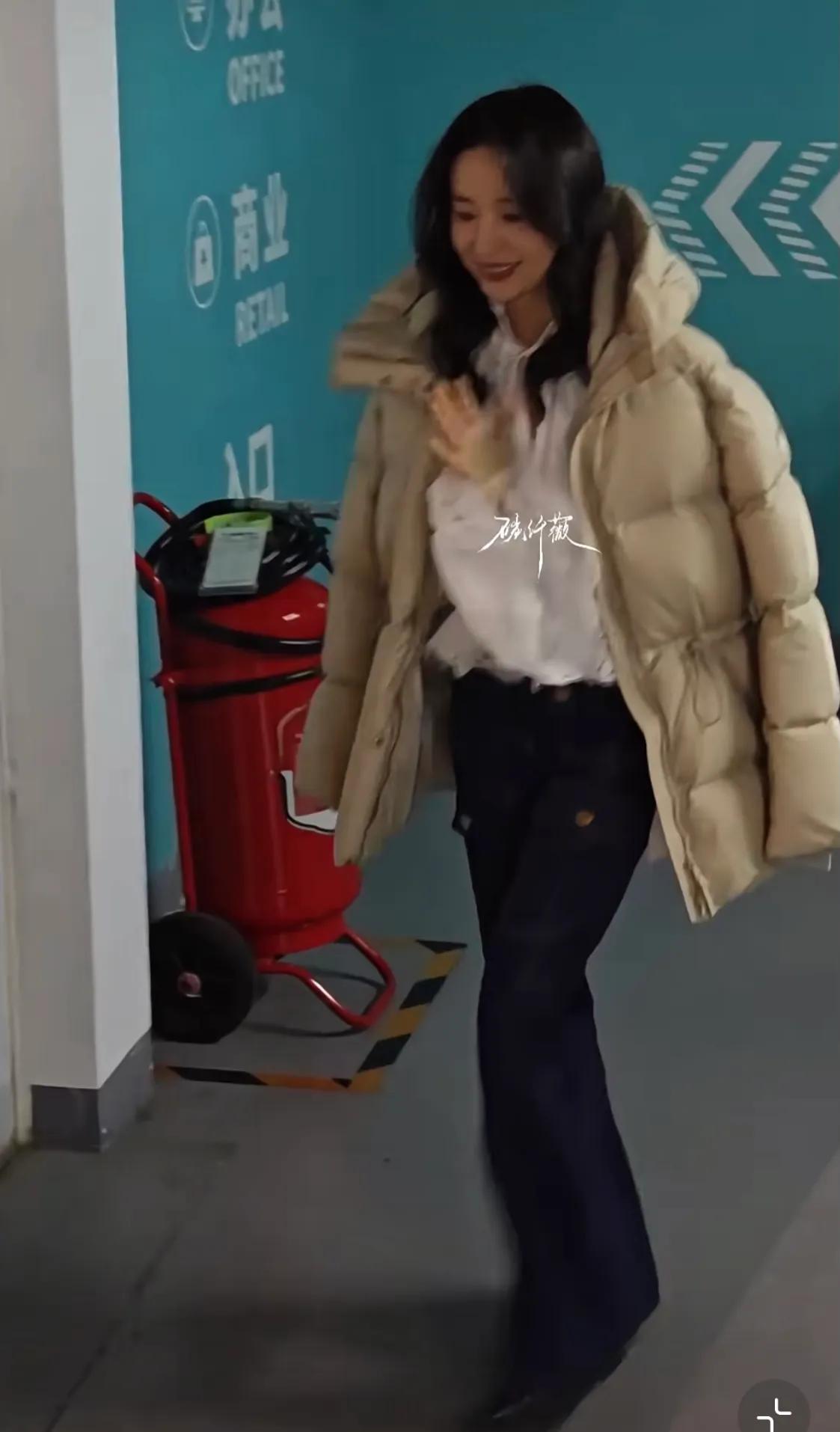 董洁穿一万块白衬衣很美,阔腿裤搭配细跟高跟鞋,160cm穿出175cm