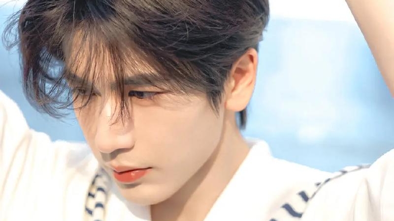 张凌赫撕拉片“翻车”？精修质疑折射复古摄影新矛盾