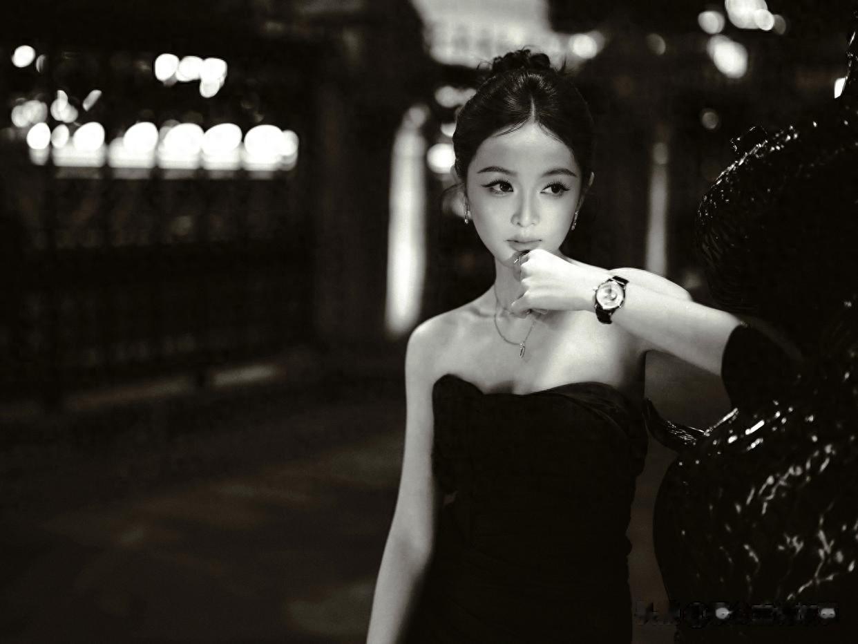 吴宣仪，抹胸黑裙大长腿，暗夜美人已上线。