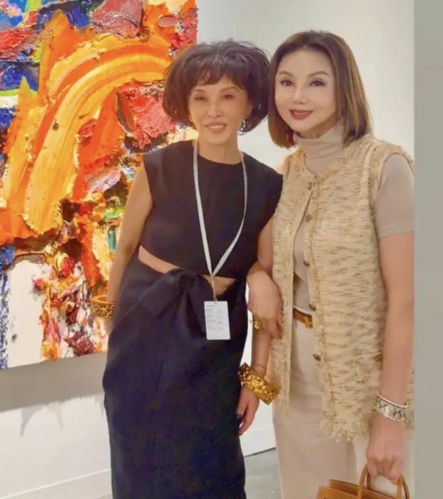 她被称“豪门弃妇”，近期带女儿看展览，前夫和前小姑子都在
