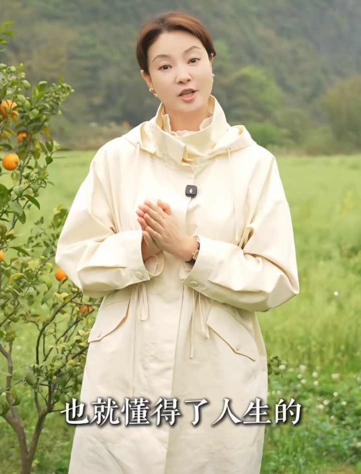 刘芳菲阳朔感慨古人寄情山水，米白风衣配低马尾温婉知性气质动人