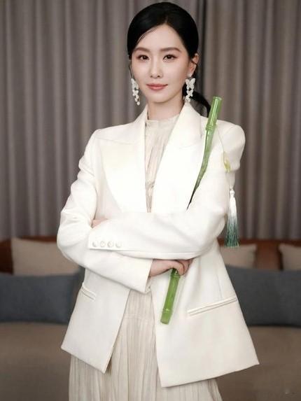 刘诗诗头戴王冠红毯开场，凭啥美上热搜？凭啥梦回龙葵？