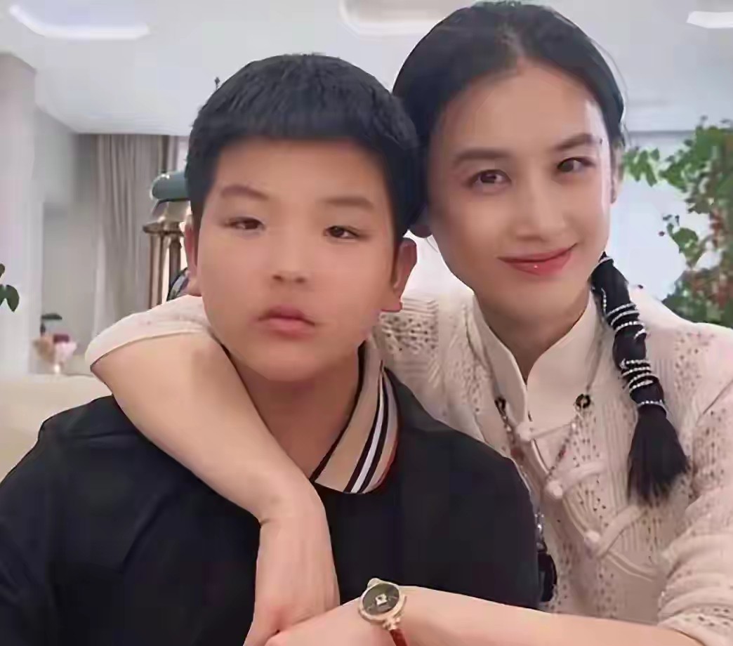 离婚1年后，黄圣依和杨子的输赢，终是在2个孩子身上见分晓