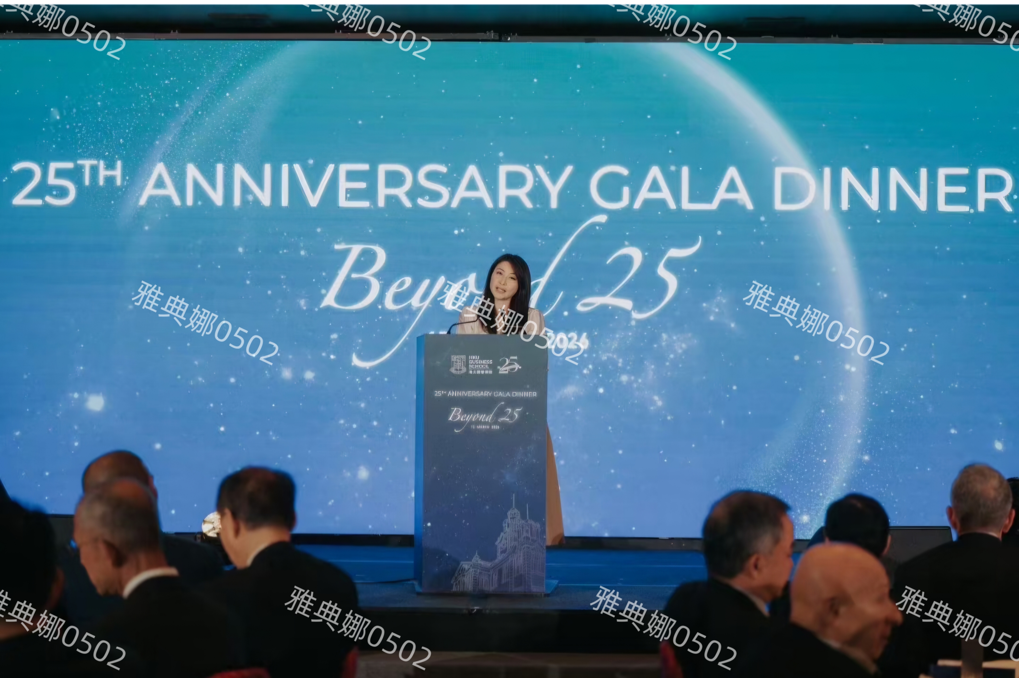 港大经管学院校庆晚宴上见到郭晶晶了，本人眉目舒展笑眼弯弯好美