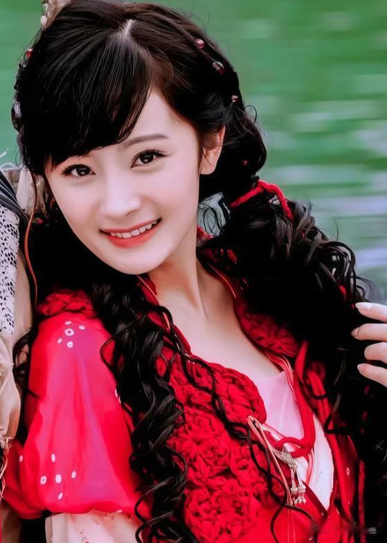 不会演少女就别乱演！杨幂路透脸肿沧桑嘴瘪背驼，没播就差评一片