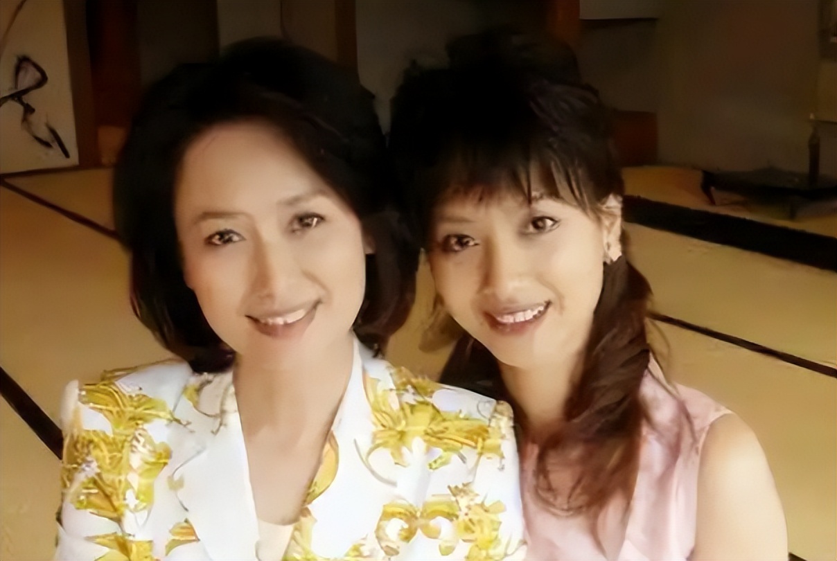 一婚丈夫嫌她太有名，二婚嫁豪门至今无子，今61岁被宠成公主