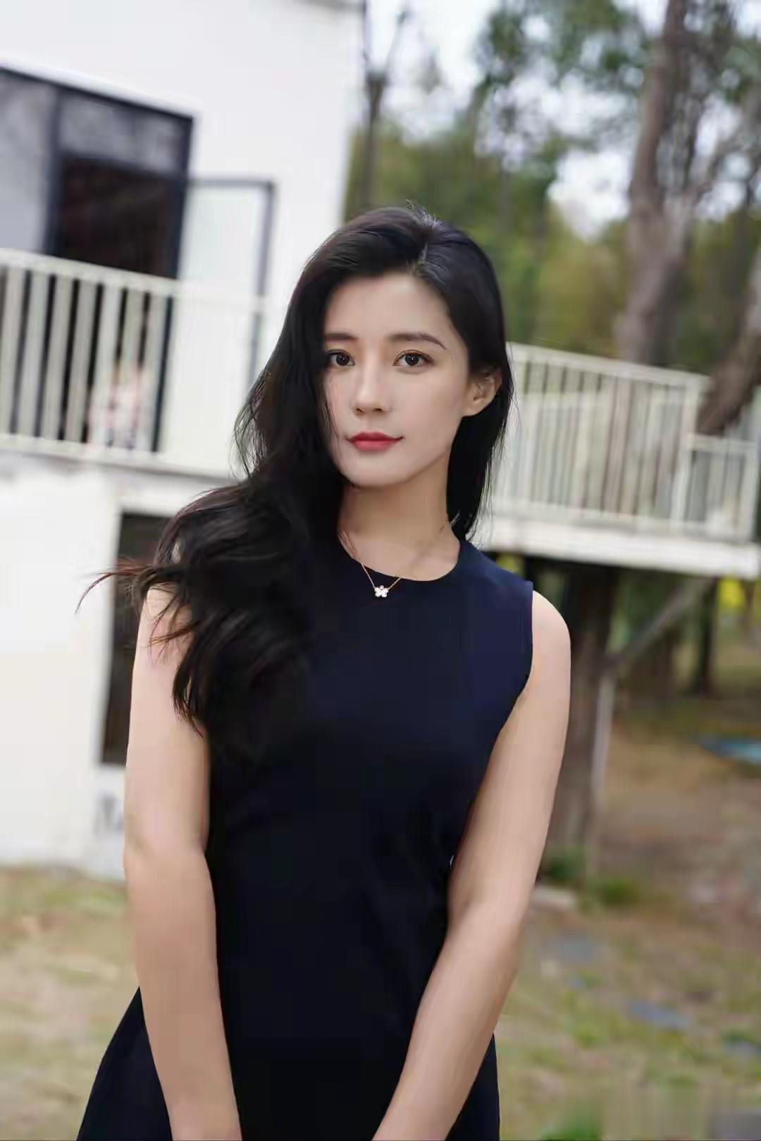 林瑾希藏蓝针织裙造型刷屏