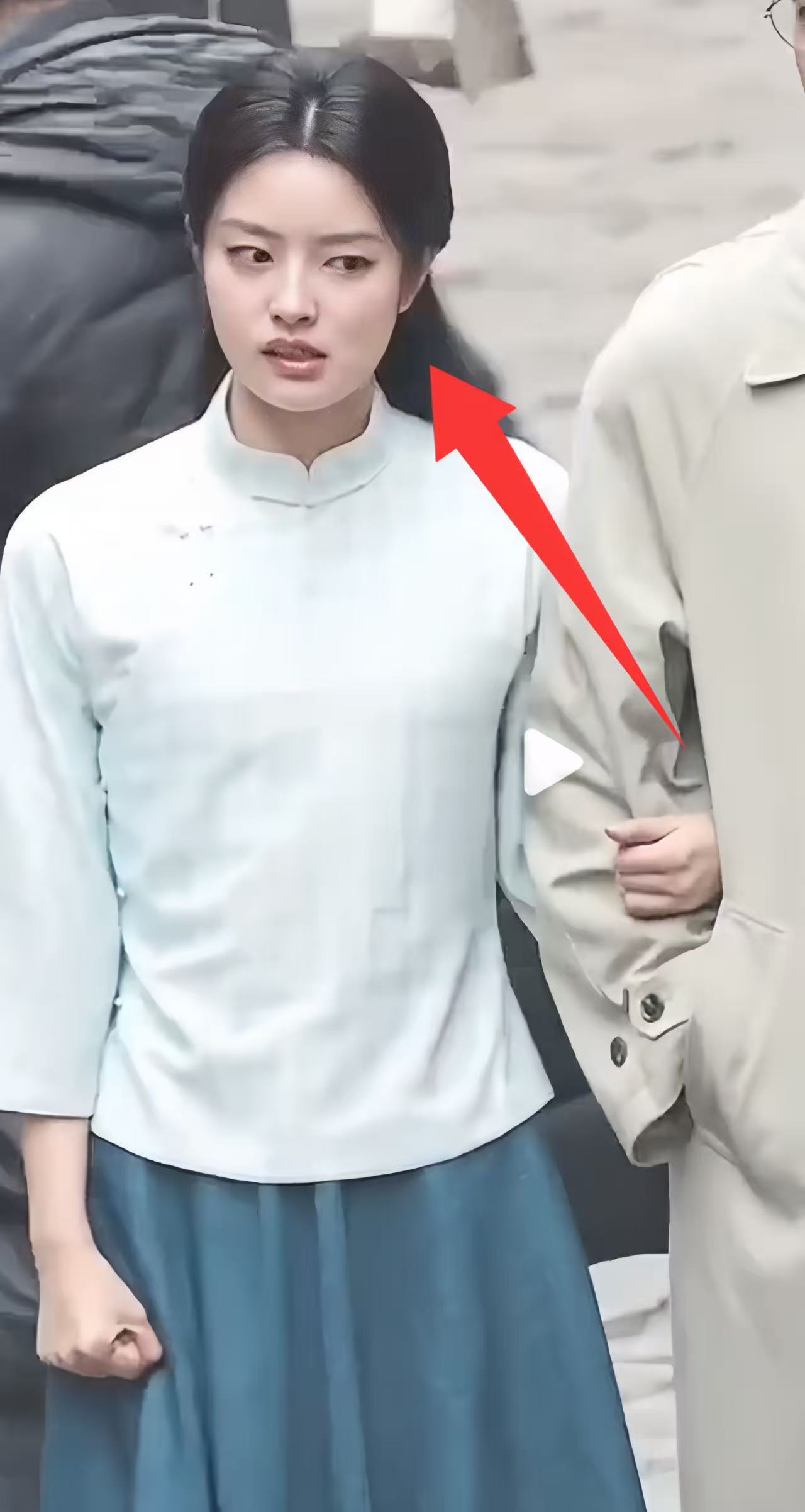 演员徐若晗片场摆脸，说话咬牙切齿疑翻白眼，原来不红是有原因的