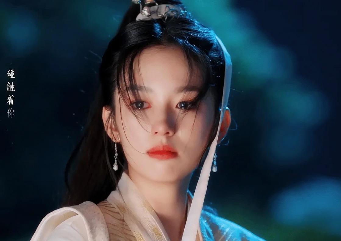她是被李冰冰力捧的和颂太子女 凭恶女出道骨相超绝，被称最美95花