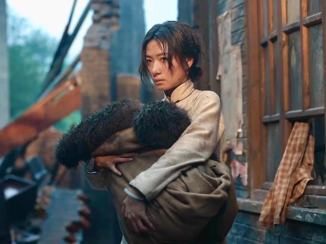 女演员千万别整容,看43岁万茜跟23岁王和,就明白张艺谋没说错