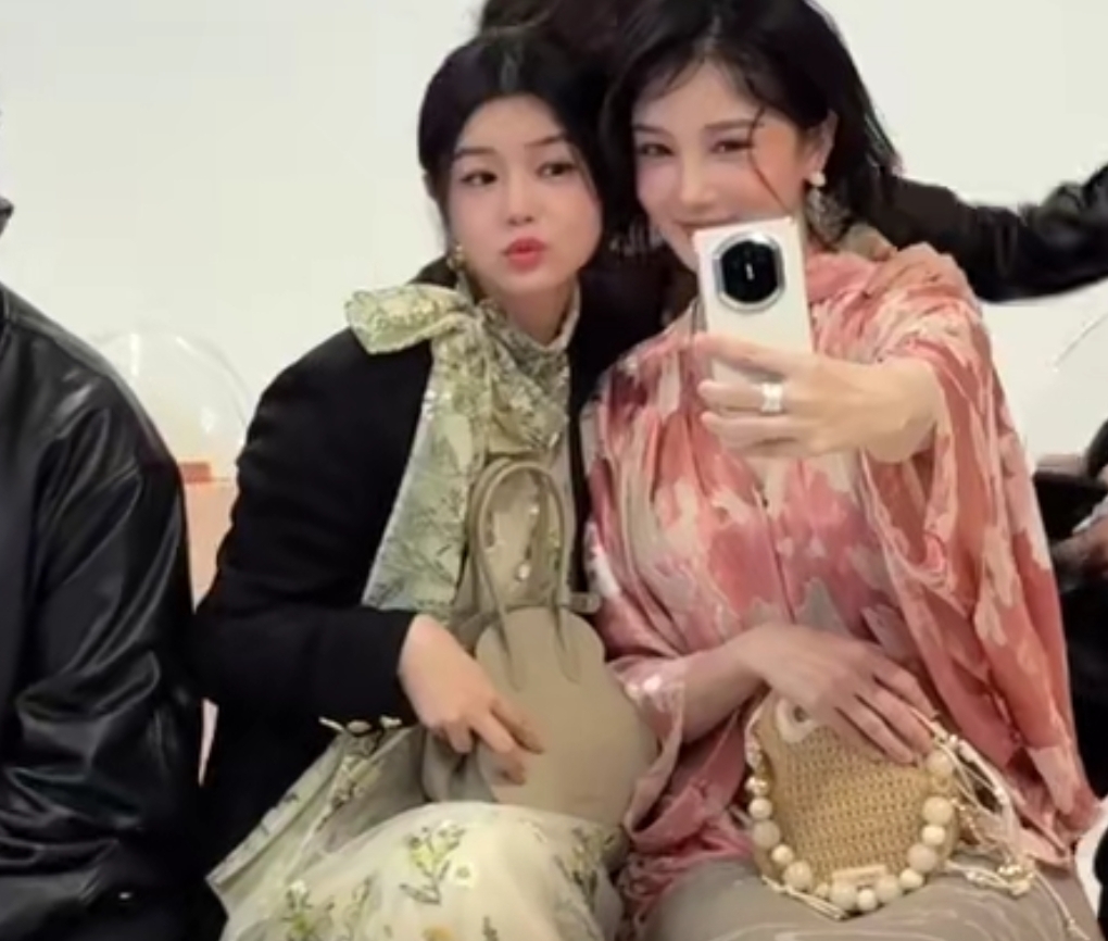 明艳的美貌成功给人留下了深刻的印象