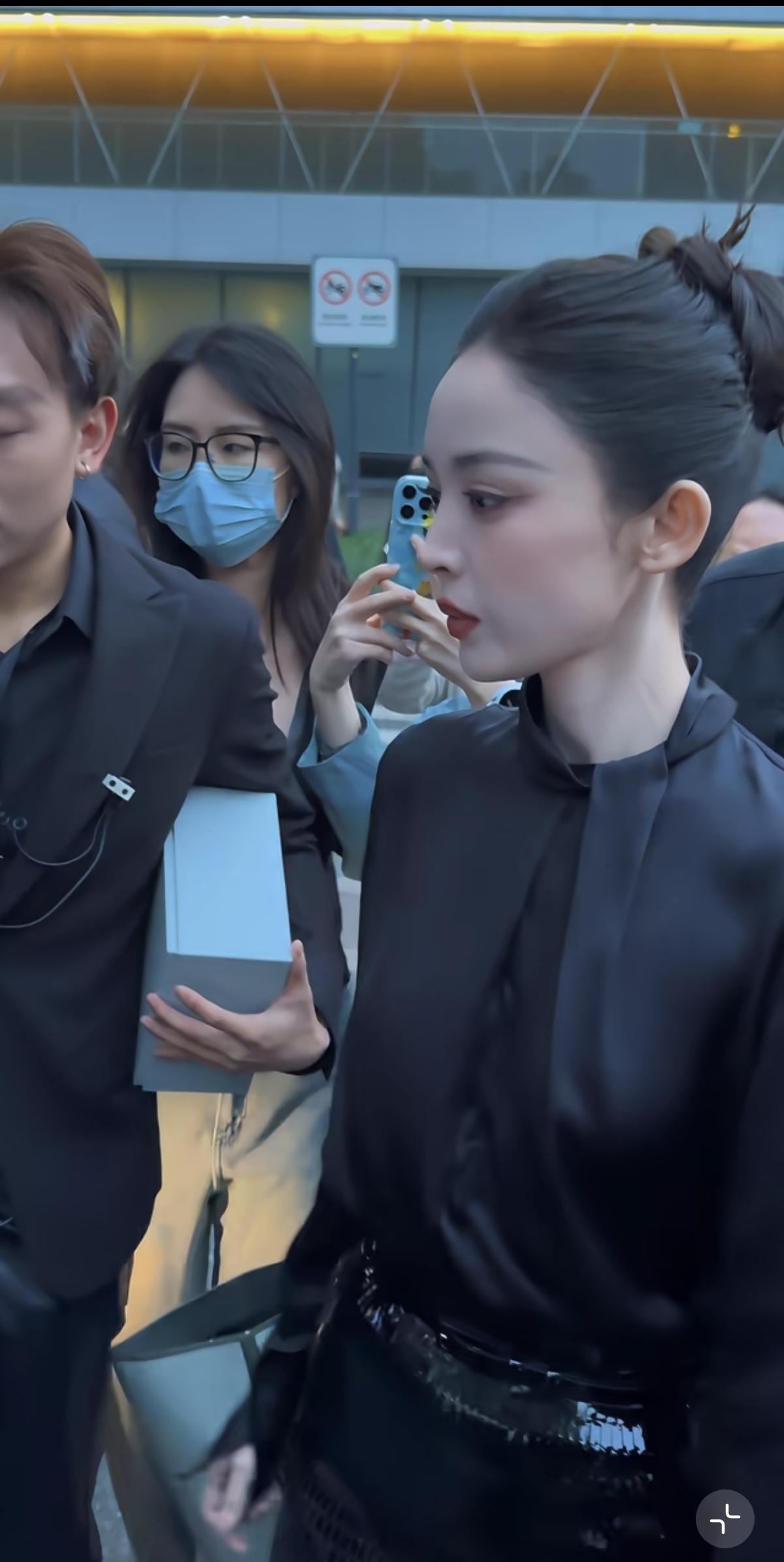 花期是真长！娜扎线下活动，全黑造型丸子头，又酷又飒侧脸也好看