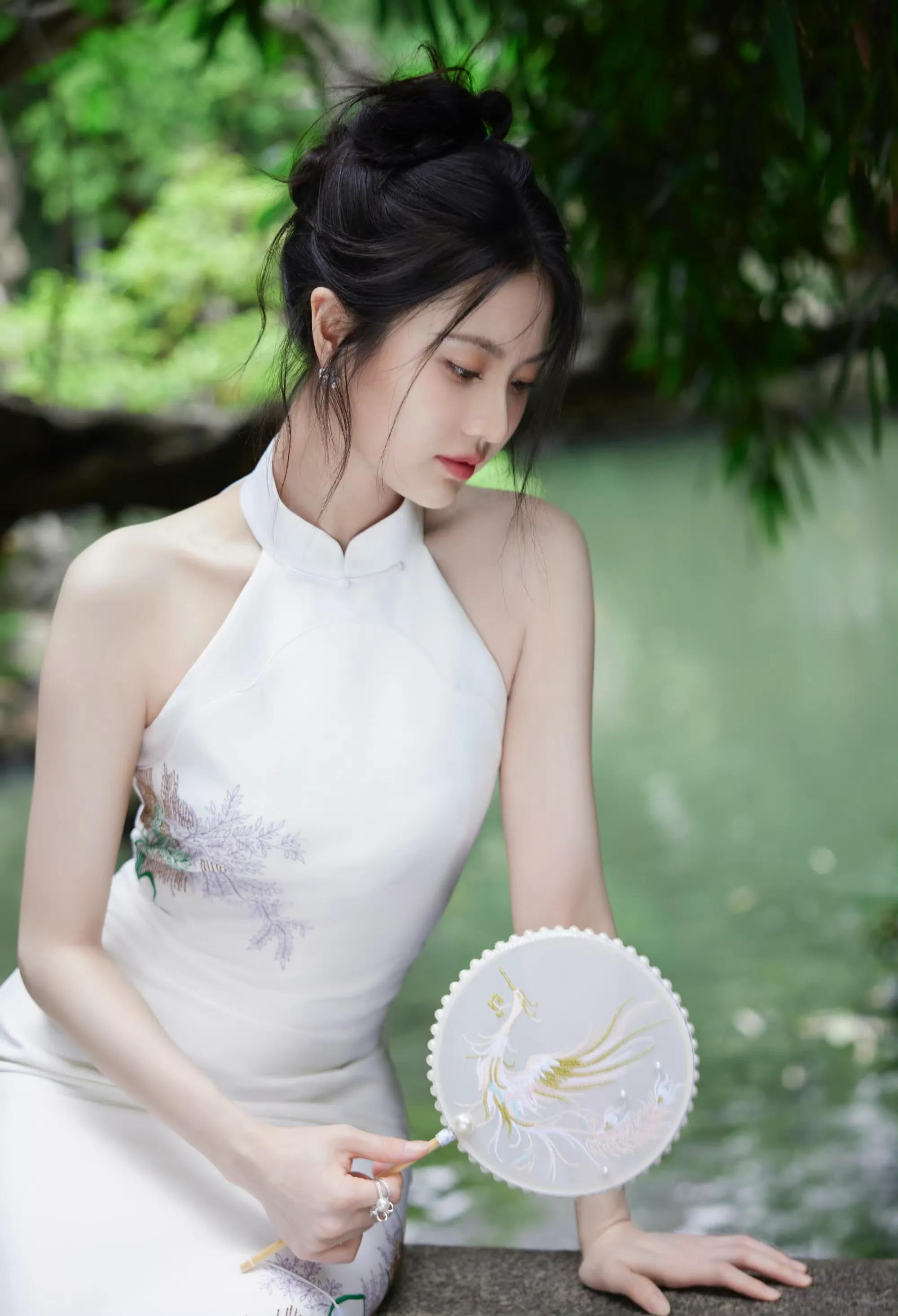 张慧雯复古旗袍造型优雅迷人