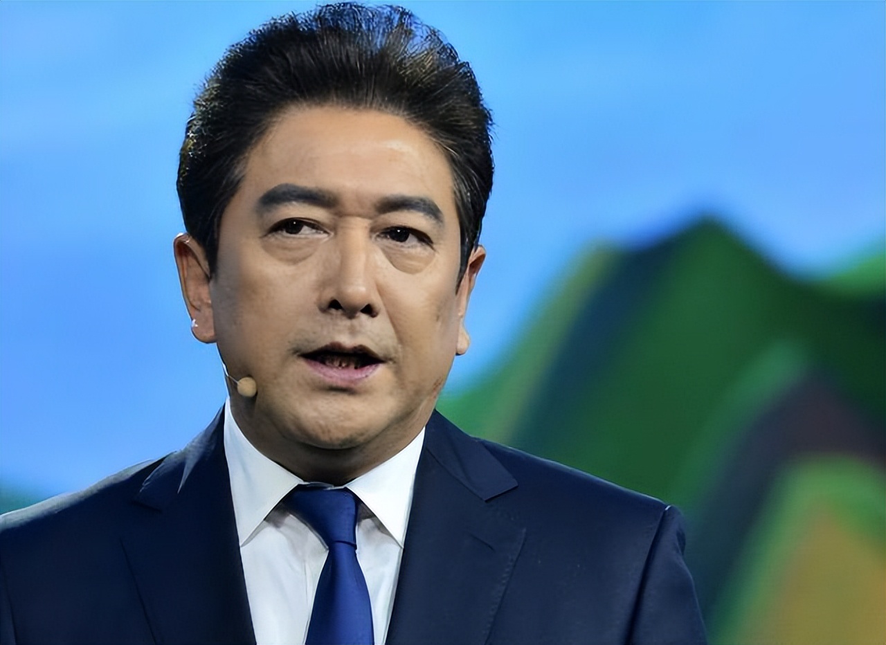 官媒发文，高调官宣水均益新身份，移民海外传闻去年早真相大白
