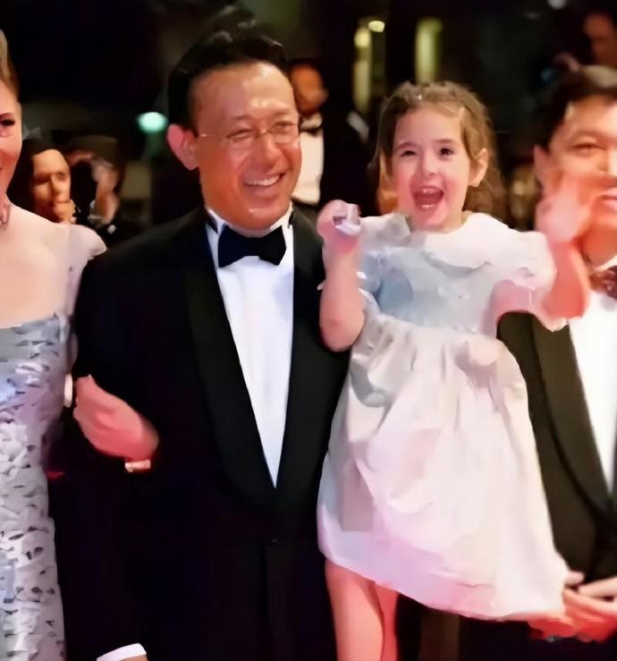 姜文32岁女儿官宣怀孕！肚大如箩近临盆，生图下四肢纤细脸小一圈