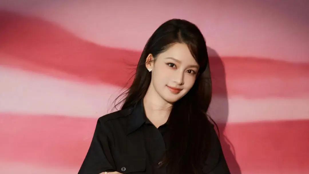 李沁亮相Prada成都新春活动，极简黑裙造型出圈引热议