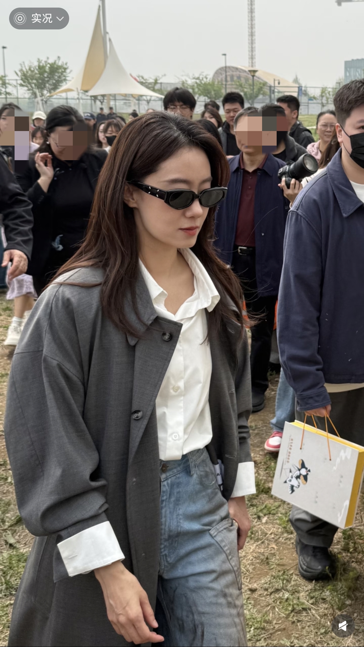 张小斐现身北电风筝放飞活动，本人温柔又亲和，没有一点明星架子