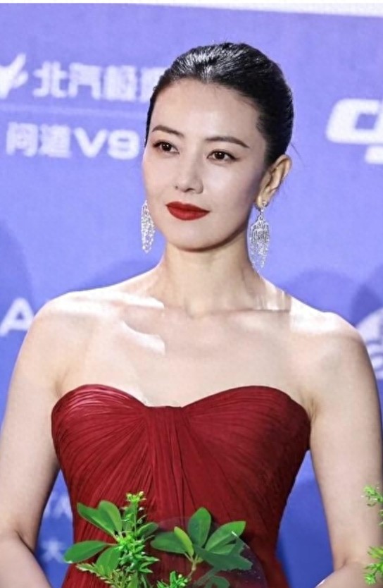 高圆圆北影节红毯生图太绝了，红裙配盘发，依旧是清冷大美人