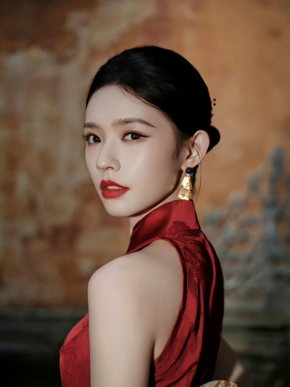 林允 新中式红黑套装太美了