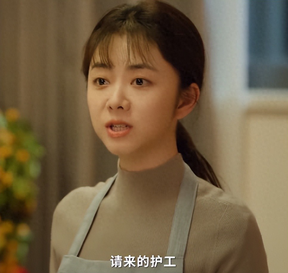 谭松韵出席线下活动，圆脸双下巴明显，身材娇小像小孩偷穿衣服